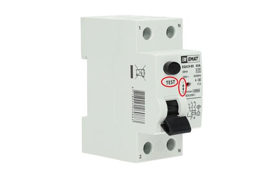 Een aardlekschakelaar met de (zwarte) Test-knop en de (zwarte) tuimelschakelaar die je van O naar I moet zetten.