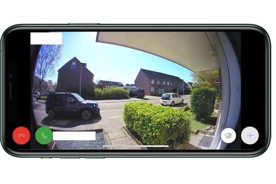 Zicht vanuit een videodeurbel waarbij je veel meer ziet dan alleen je voortuin.